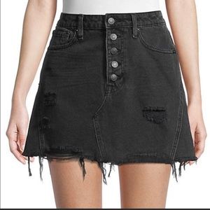 🖤Free People A line mini distressed denim skirt. Size 29 Excellent Condit…